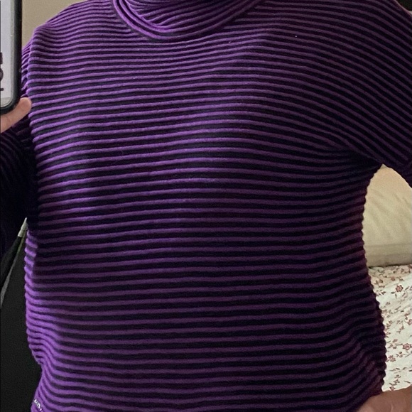 Super cute DKNY cropped sweater size M. Black and purple horizontal stripes. - Picture 6 of 6